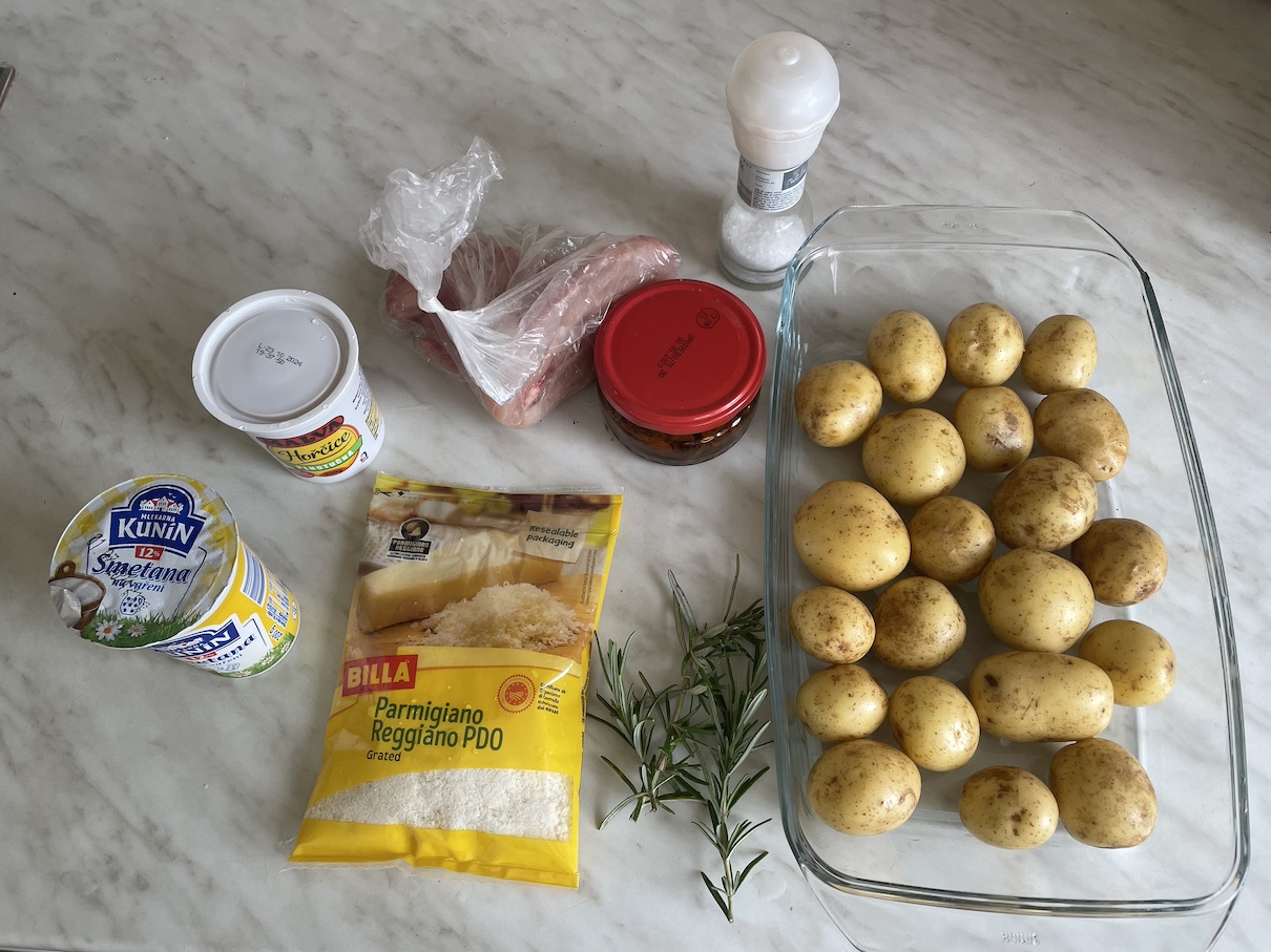 Zapečené nové tymiánové brambory s kuřecím a hořčičnou omáčkou: Náhledové foto Radek Štěpán 