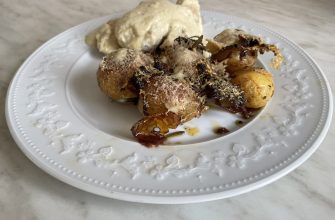 Zapečené nové tymiánové brambory s kuřecím a hořčičnou omáčkou